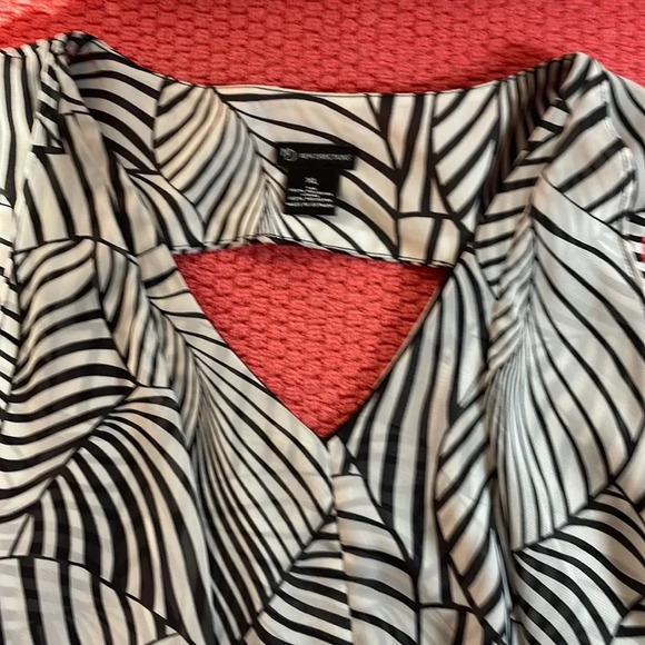 New Directions Flowy sleeveless Blouse.             NWOT - Picture 6 of 7